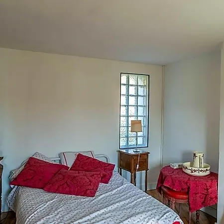D'hotes Les Jardins De Marie, Sci Charles Iii Bed & Breakfast
